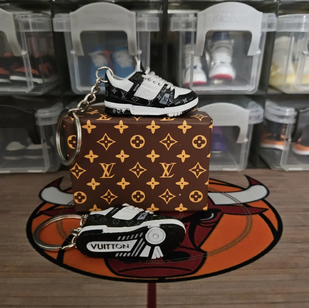 Fashion pair of mini sneakers keychain.(Black/ White). - Picture 2 of 8